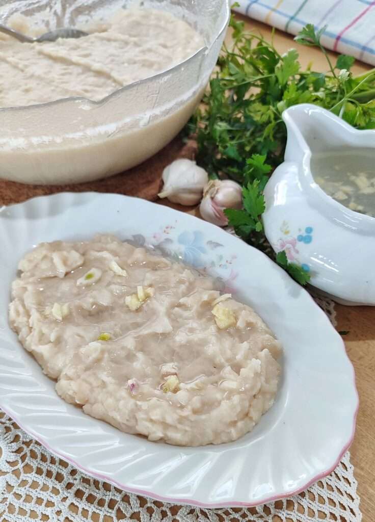 papula servirana u tanjiru sa belim lukom