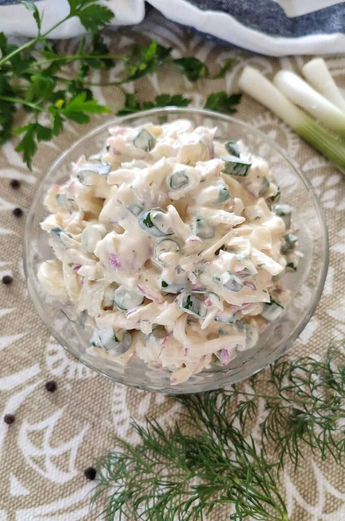 salata sa rotkvicama, jajima i mladim lukom